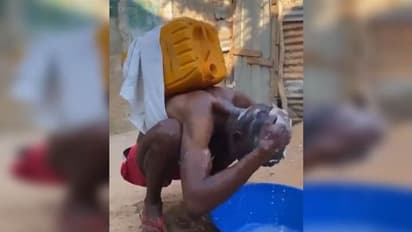 सिर धाेने का ऐसा जुगाड़ आपने पहले नहीं देखा होगा, इसे आविष्कार कहें या मजबूरी?