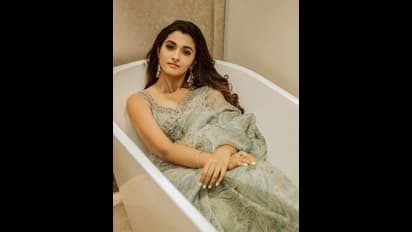 கவர்ச்சிக்கு தாவிய பிரியா பவானி ஷங்கர்..! சல்லி சல்லியாய் ஓட்டை போட்ட உடையில்.. இடையை காட்டி  ஒய்யார போஸ்!