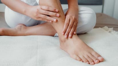 ఉదయం లేవగానే పాదాలు నొప్పిగా ఉంటున్నాయా? అయితే మీకు ఆ సమస్య ఉన్నట్టే..