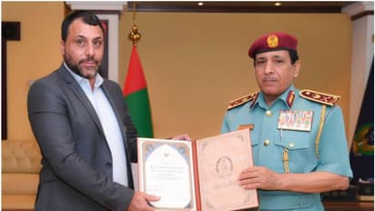 കടലില്‍ മുങ്ങിത്താഴാന്‍ തുടങ്ങിയ കുട്ടികള്‍ക്ക് രക്ഷകനായി പ്രവാസി; ആദരിച്ച് പൊലീസ്