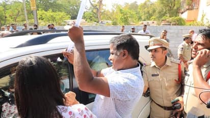 కారు దిగనన్న షర్మిల.. క్రేన్‌తో లిఫ్ట్ చేసి పీఎస్‌కు తరలింపు (ఫోటోలు)