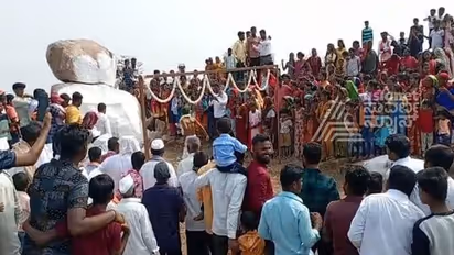 ವಿಜಯಪುರದಲ್ಲಿ ವಿಚಿತ್ರ ಹಬ್ಬದ ಆಚರಣೆ: ಕಲ್ಲಿನ ಬಂಡೆಗೆ ಡಿಕ್ಕಿ ಹೊಡೆದು ದೇವರಿಗೆ ನಮಸ್ಕಾರ