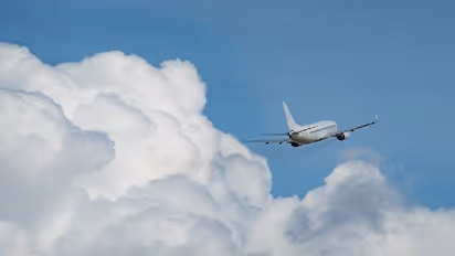 37,000 അടി ഉയരത്തിൽ വിമാനത്തിന്റെ വാതിൽ തുറക്കാൻ യേശു പറഞ്ഞു, വിചിത്രവാദവുമായി യാത്രക്കാരി