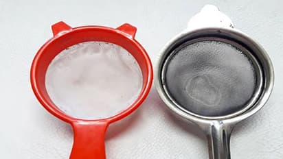 1 ஸ்பூன் பேக்கிங் சோடா வைத்து.. டீ வடிகட்டியை 'இப்படி' சுத்தம் பண்ணா பளீச்னு ஆகிடும்!!