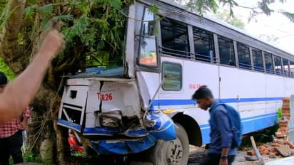 കാറിലും ബൈക്കിലുമിടിച്ച് മതിൽ തകർത്തു; കെ.എസ്.ആർ.ടി.സി ബസ് അപകടത്തിൽ12 പേർക്ക് പരിക്ക്