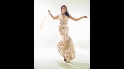 శారీలో హాట్‌ ఫోటోలు షేర్‌ చేసిన శ్రియా..నువ్వు ఎప్పటికీ ముసలిదానివి అవ్వవు.. నెటిజన్ల హాట్‌ కామెంట్స్ 