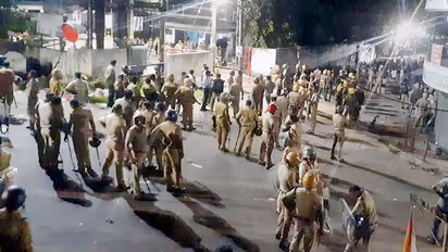 'വിഴിഞ്ഞം അക്രമത്തിൽ വൈദികർക്കും പങ്ക്, പള്ളി മണിയടിച്ച് കൂടുതൽപ്പേരെ പ്രദേശത്തേക്കെത്തിച്ചു'; പൊലീസ് കോടതിയിൽ