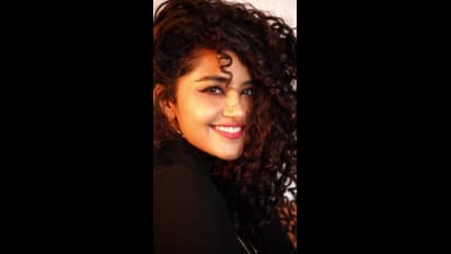 కన్నుగీటుతూ, పెదవులతో దగ్గరగా ఊరిస్తూ.. మైకంలో ముంచేస్తున్న అనుపమ, లేటెస్ట్ పిక్స్ వైరల్ 