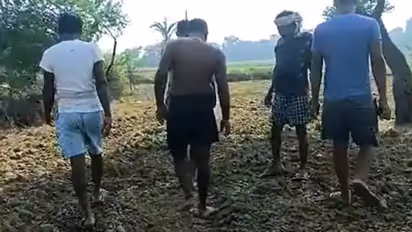 നേരമിരുട്ടി വെളുത്തപ്പോൾ അപ്രത്യക്ഷമായത് രണ്ട് കിലോമീറ്റർ റോഡ്, മോഷ്ടിച്ചവർക്കെതിരെ പരാതിയുമായി ഗ്രാമവാസികൾ