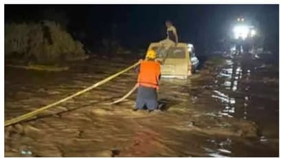  മഴവെള്ളപ്പാച്ചിലില്‍പ്പെട്ട ഏഴുപേരെ രക്ഷപ്പെടുത്തി സൗദി സിവില്‍ ഡിഫന്‍സ്