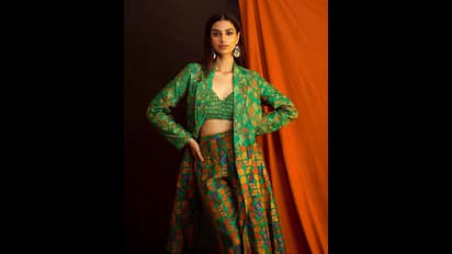 నాజూకు సొగసుతో మంటలు రేపుతున్న అడివి శేష్ హీరోయిన్.. 'హిట్ 2' హీరోయిన్ ఖతర్నాక్ అందాలు  