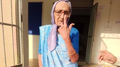 100 साल की कुमुबेन ने वोट देकर कायम की मिसाल.. 10 फोटो में देखिए गुजरात चुनाव के अलग-अलग रंग 
