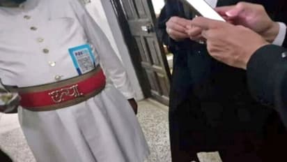 हाईकोर्ट जज का अर्दली कमर पर पेटीएम लगा क्यूआर कोड से लेता था बख्शीश, देखें करप्शन की अनोखी PHOTOS