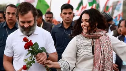 രാഹുൽ ഗാന്ധിക്ക് റോസാപ്പൂക്കൾ സമ്മാനിച്ച് ഭാരത് ജോഡോ യാത്രയുടെ ഭാഗമായി നടി സ്വര ഭാസക്ർ