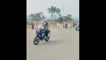 ఖరీదైన బైక్ పై ‘హరిహర వీరమల్లు’.. షూటింగ్ గ్యాప్ లో ఇలా.. ధర తెలిస్తే నోరెళ్లబెట్టాల్సిందే.!