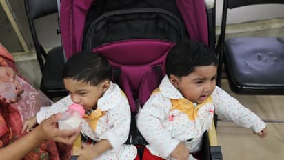 Conjoined twins: रीढ़ की हड्डी से जुड़े 'नुहा-नाबा' को देखकर PM शेख हसीना हुईं शॉक्ड, लिया एक बड़ा फैसला