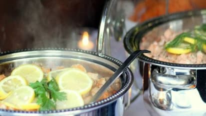 വിളിക്കാത്ത വിവാഹത്തിന് ചെന്ന് ഭക്ഷണം കഴിച്ചു, എംബിഎ വിദ്യാർത്ഥിയെക്കൊണ്ട് പാത്രം കഴുകിപ്പിച്ചു