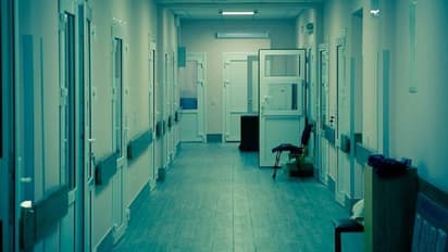 ശബ്ദം ഇഷ്ടമല്ല, മുറിയിലെ രോഗിയുടെ വെന്റിലേറ്റർ ഓഫ് ചെയ്ത് 72 -കാരി, അറസ്റ്റിൽ