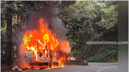 താമരശ്ശേരി ചുരത്തില്‍ ഓടിക്കൊണ്ടിരുന്ന ട്രാവലറിന് തീ പിടിച്ചു