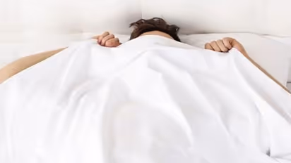 குளிருக்கு முகத்தை மூடி தூங்குவீங்களா? அதனால் ஏற்படும் 'முக்கிய' பிரச்சனை