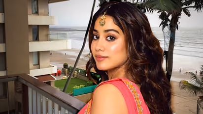 3 करोड़ फीस लेने वाली जान्हवी कपूर अब 65 करोड़ के लग्जरी घर की मालकिन, गृह प्रवेश किया