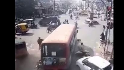 బస్సు నడుపుతుండగా డ్రైవర్ కు గుండెపోటు.. అదుపుతప్పి ఇతర వాహనాలపైకి దూసుకెళ్లడంతో ఇద్దరి మృతి