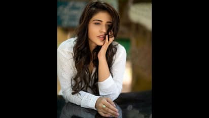 వైట్ డ్రెస్ లో ప్రియాంక జవాల్కర్ గ్లామర్ మెరుపులు.. తెలుగు బ్యూటీ ఓరగా చూస్తే కుర్ర గుండెల్లో కల్లోలమే!