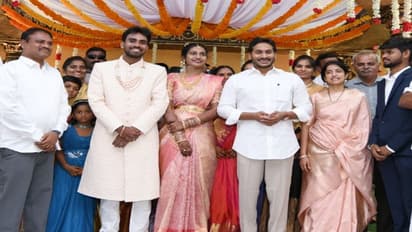 పీఏ కూతురు వివాహా వేడుకకు హాజరైన సీఎం జగన్.. నూతన వధూవరులకు జగన్ దంపతుల ఆశీర్వాదం..