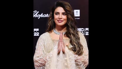 ఎల్లో డ్రెస్ లో పిచ్చెక్కిస్తున్న ప్రియాంక చోప్రా అందం