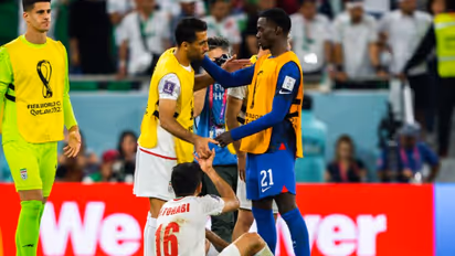 ഇറാന് താരങ്ങളെ പിടിച്ചെഴുന്നേൽപ്പിച്ച അമേരിക്കൻ കളിക്കാർ; അതിശയിപ്പിക്കുന്ന ഖത്തര് ലോകകപ്പ്