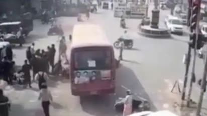 ബസ് ഓടിക്കുന്നതിനിടെ ഡ്രൈവർ ഹൃദയഘാതത്തെ തുടർന്ന് മരിച്ചു, അപകടത്തിൽ യാത്രക്കാരനും ദാരുണാന്ത്യം -വീഡിയോ