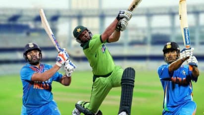 Amazing Facts: 2 बार 1 ओवर में बने 43 रन, जानें कब फेंकी गई 1 ओवर में 22 गेंद, 10 बार लगे लगातार 6 छक्के