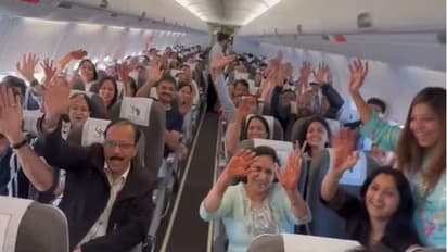 వావ్.. బంధువులతో పెళ్లికి వెళ్లేందుకు ఏకంగా విమానాన్నే బుక్ చేసుకున్న కొత్త జంట.. ఇంటర్నెట్ లో వైరల్