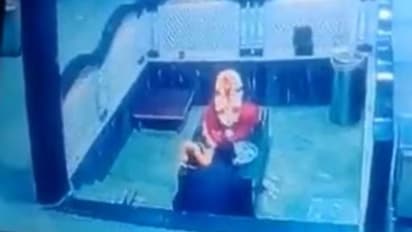 പൂജക്കിടെ സൈലന്റ് അറ്റാക്ക്; വിഗ്രഹത്തിന് മുന്നിലിരുന്ന് ഭക്തന് മരണം -വീഡിയോ