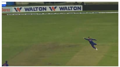 ഷാക്കിബ് പറത്തിയടിക്കാന് നോക്കി; ഒറ്റകൈയില് പറന്ന് പിടിച്ച് കോലി- വീഡിയോ
