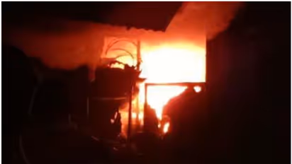 കടയില്‍ നിന്നും പണം മോഷ്ടിക്കുന്നത് കൈയോടെ പിടികൂടി, രാത്രി പ്രതികാരം; കടയ്ക്ക് തീയിട്ടു, നാട്ടിലേക്ക് മുങ്ങി