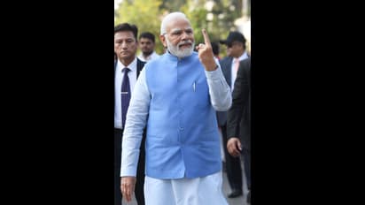 Gujarat Election 2022:குஜராத் தேர்தல்:அகமதாபாத்தில் மக்களோடு வரிசையில் நின்று பிரதமர் மோடி வாக்களித்தார்