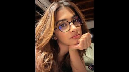 పూజా హెగ్దే క్యూట్ సెల్ఫీలు.. కొంటె చూపులు, చిరునవ్వుతో కట్టిపడేస్తున్న బుట్టబొమ్మ.!