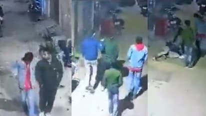 ರಸ್ತೆಯಲ್ಲಿ ಸ್ನೇಹಿತರೊಂದಿಗೆ ಸಾಗುತ್ತಿದ್ದಾಗಲೇ ಕುಸಿದು ಬಿದ್ದು ಯುವಕ ಸಾವು: ದೃಶ್ಯ ಸಿಸಿಟಿವಿಯಲ್ಲಿ ಸೆರೆ