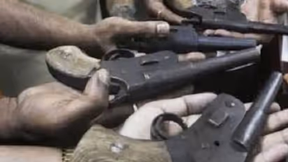 यूट्यूब वीडियो देखकर ली पिस्टल और तमंचा बनाने की ट्रेनिंग, दो दोस्तों ने खोल दी अवैध हथियारों की फैक्ट्री 