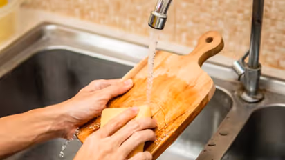 തടിയിലുള്ള അടുക്കള സാമഗ്രികള് വൃത്തിയായി സൂക്ഷിക്കാൻ ഇതാ ചില ടിപ്സ്...