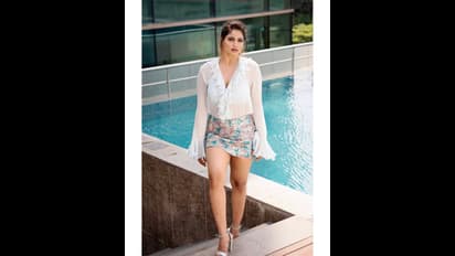 நீச்சல் குளம் அருகே ஹாட் போஸ் கொடுத்து... ரசிகர்களின் ஹார்ட் பீட்டை எகிற வைத்த பிக்பாஸ் ஷிவானி