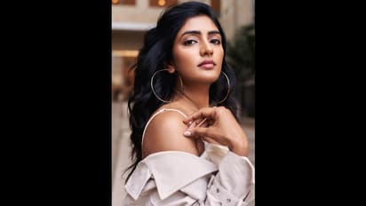 స్టైలిష్ లుక్ లో ఈషా రెబ్బా మైండ్ బ్లాక్ పోజులు.. టాప్ తీసేసి మరీ అందాల రచ్చ.. పిచ్చెక్కిస్తోందిగా!