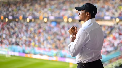 Cameroon legend Samuel Eto’o slammed for brutally attacking a man outside Qatar World Cup 2022 stadium