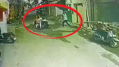 20 முறை கல்லால் தாக்கப்பட்ட இளைஞர்.! 3 பெண்கள், 3 ஆண்கள் சேர்ந்து போட்ட ஸ்கெட்ச்! வெளியான சிசிடிவி வீடியோ