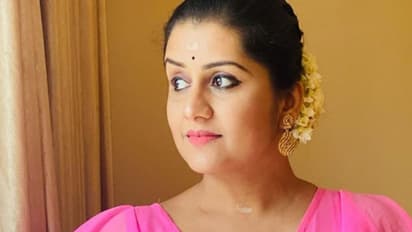 അച്ഛനമ്മാരുടെ പണം കൊണ്ട് വിവാഹത്തിന് സ്വർണവുമിട്ട് നില്ക്കാൻ മനസ് വരുന്നതെങ്ങനെയെന്ന് സരയൂ