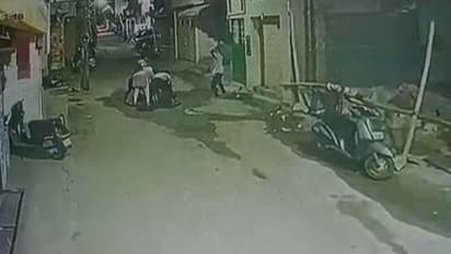 സ്ത്രീകളടക്കമുള്ള ആറംഗ സംഘം യുവാവിനെ കല്ലുകൊണ്ട് തലയ്ക്കടിച്ച് കൊലപ്പെടുത്തി, ഞെട്ടിക്കുന്ന ദൃശ്യങ്ങൾ