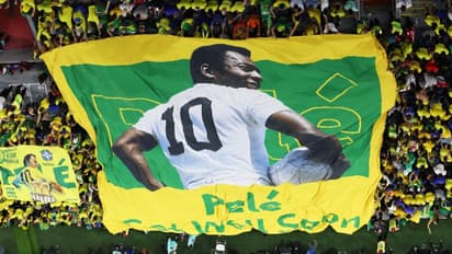 'രാജാവ് കാത്തിരിക്കുന്നു, പെലെയ്ക്കായി കപ്പുയർത്തൂ'; ബ്രസീല് ടീമിനോട് ആരാധകർ