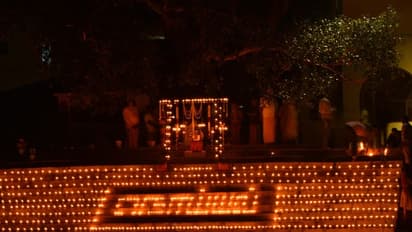 விளக்குகளால் அலங்கரிக்கப்பட்ட பேரூர் நொய்யல் ஆறு… கார்த்திகை தீபத் திருநாளையொட்டி வழிபாடு!!