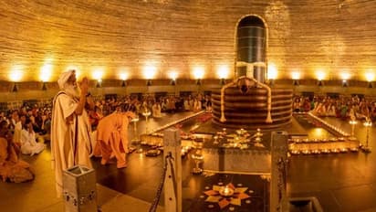  कार्तिकई दीपम पर जलाए गए दीप, रोशनी से नहा उठा ईशा योग केंद्र